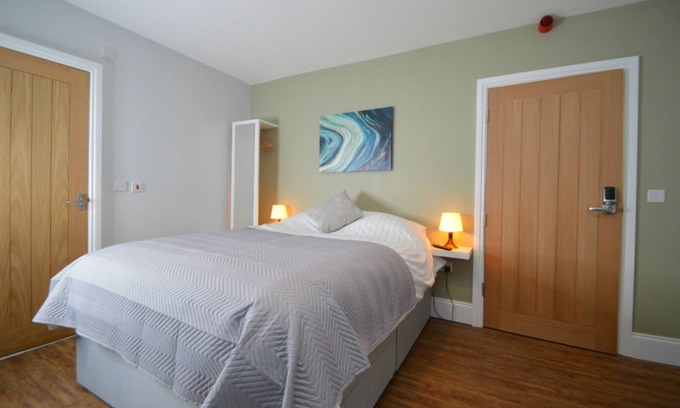 Newark Apartment | Cozy The Plough Retreat - Top-Rated Studios with Kitchen