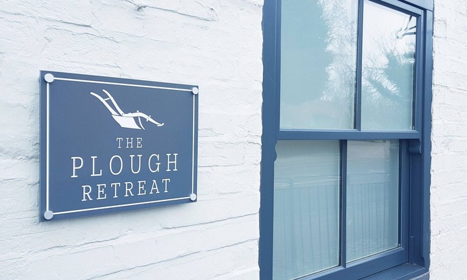 Newark Apartment | Unwind at The Plough Retreat: Breakfast Included & Family Friendly