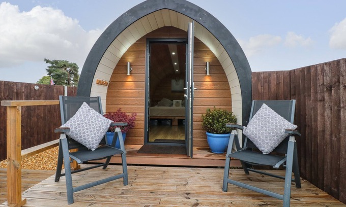 Kingstone Cottage | Romantic Retreat at The Pod, Garden Oasis in Hixon
