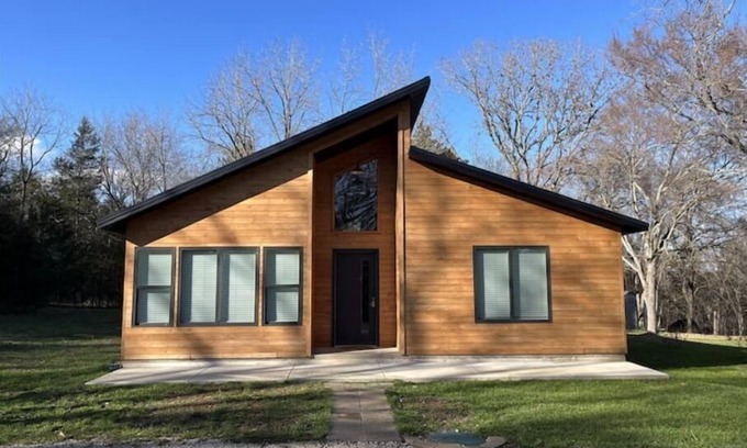 Eagle Rock Cabin | Modern Retreat: Experience Lake Views Steps from Table Rock