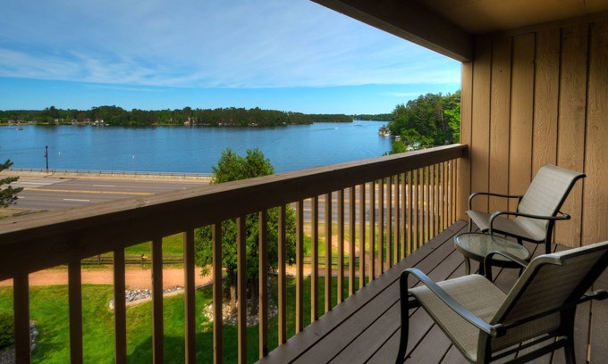 Minocqua Hotel | Experience The Pointe Hotel and Suites with Spa & Pool Access