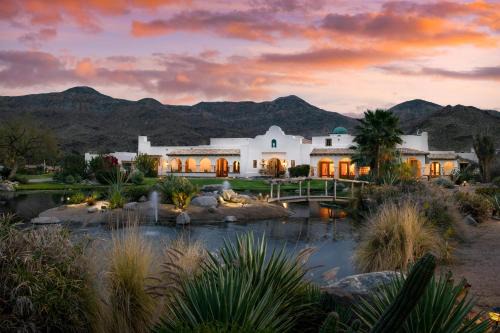 Palm Springs Villa | Indulge at The Pond Estate: Designer Compound with Pools