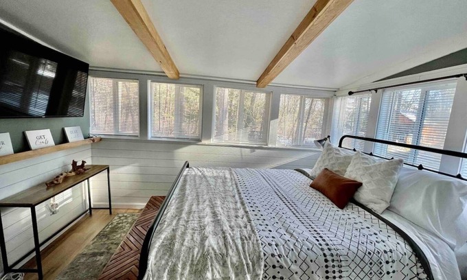 Windham Cottage | Experience The PondeRosa Cottage at Cobbett's Pond