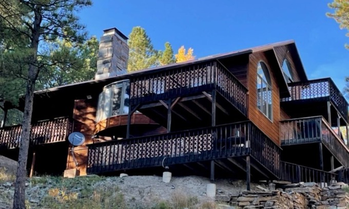 Rapid City House | Serene Ponderosa Cabin: Hot Tub, Pool & 9.8/10 Rating!