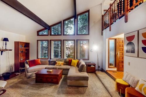 North Bend House | Experience The Pony Creek Forest Retreat: Family-Friendly Stay
