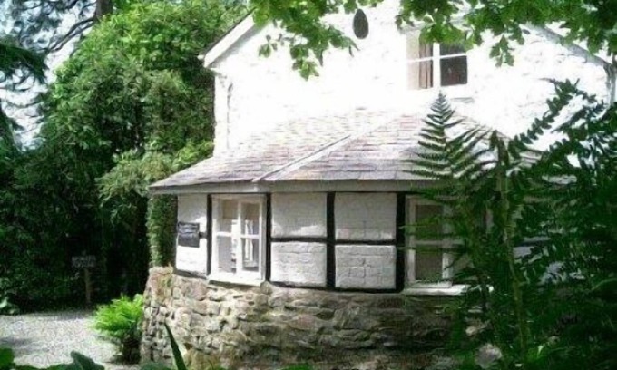 Machynlleth Cottage | Relaxing Getaway at The Pool Cottage with Oceanfront Views