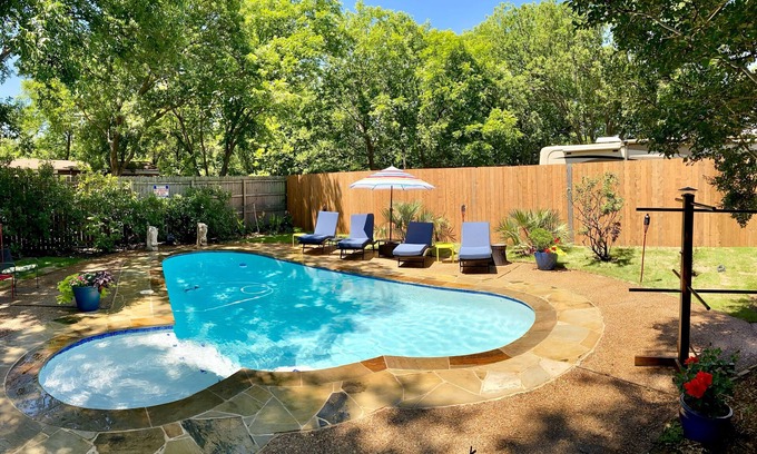 Fort Worth House | Relax at The Pool House near W7th & TCU - Rated 9.8/10