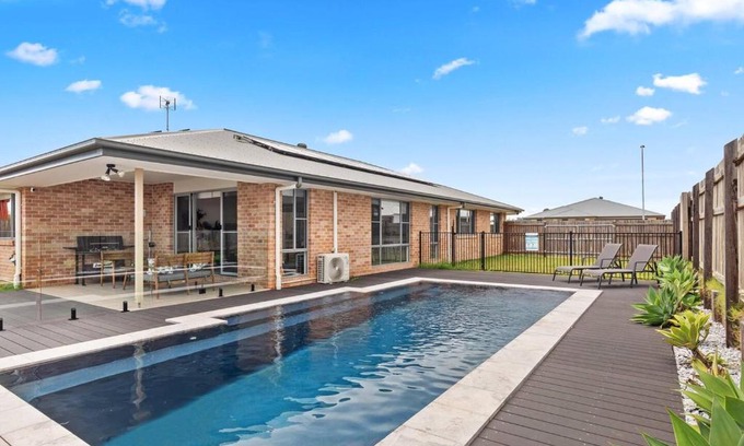 Urraween House | Family-Friendly Retreat at The Pool House in Hervey Bay