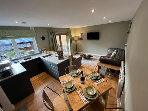 Coalbrookdale Apartment | Discover The Poplars: Modern Flat with Great Networking