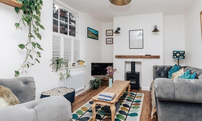 Henley-on-Thames House | Discover The Poppies: Family-Friendly 4-Star Retreat