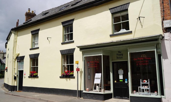 Bishops Castle House | Discover The Poppy House: Pet-Friendly & Family Haven
