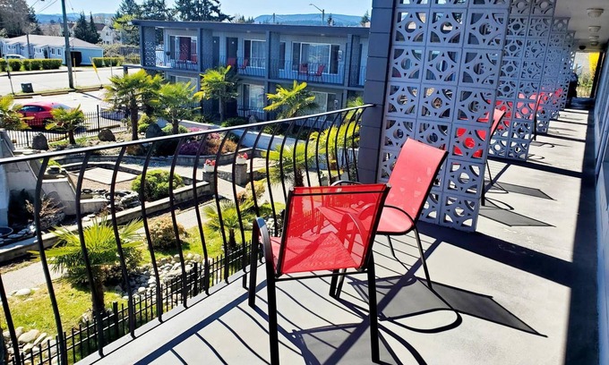 Regional District of Nanaimo Hotel | Comfortable Stay at The Port-O-Call Inn & Suites