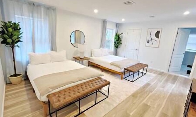 South Plainfield House | Experience Posh Living with a Fully Equipped Kitchen