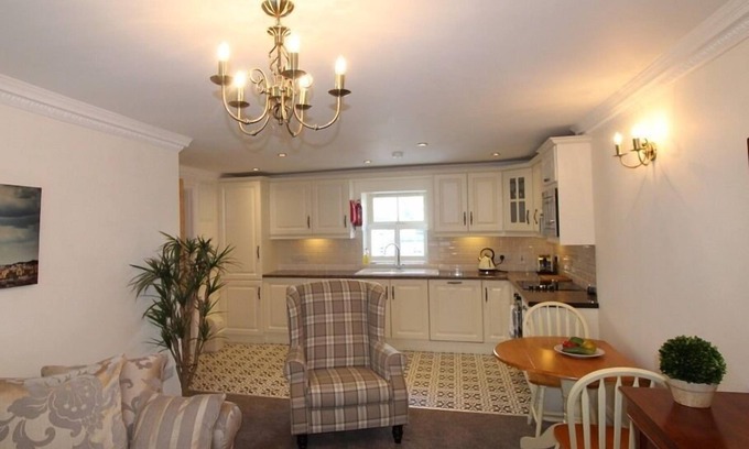 Kinsale Apartment | Comfortable Stay at The Post House - Pet-Friendly & Breakfast