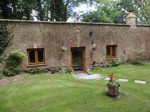Torrington Apartment | Discover The Potting Shed: Family-Friendly Getaway