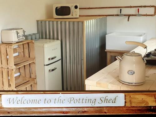 Kilgetty Apartment | Relax at The Potting Shed: Hot Tub, Breakfast & more!