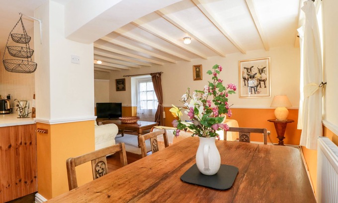 Redbrook Cottage | Pet-Friendly Stay at The Pound - Rated 10/10 by Guests
