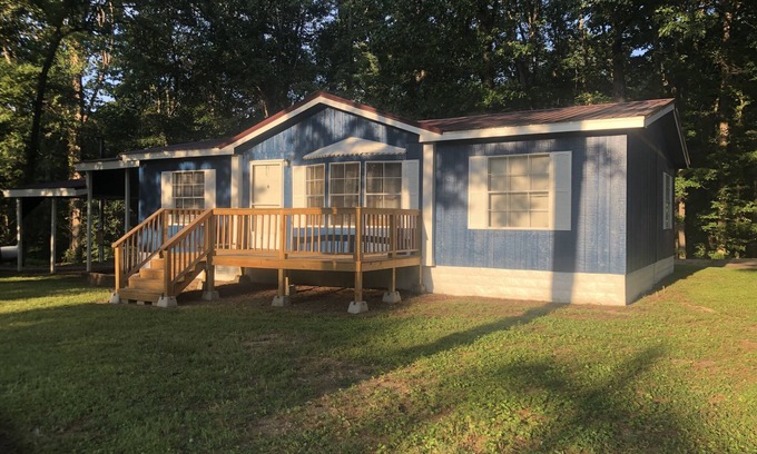 Counce House | Ideal Lake View Retreat with Breakfast and Pet-Friendly Options