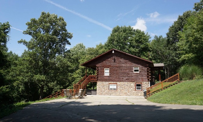 New Philadelphia Cabin | Discover Deerwood Cabin: A 5-Bedroom Retreat in New Philadelphia