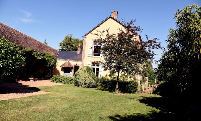 Le Plessis-Dorin House | Relax at The Chair's Old Press Robbery with Pool & Lake Views