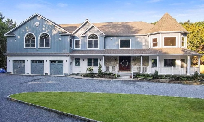 West Bay Shore House | Family Retreat at The President Mansion: Guest Rated 9.8