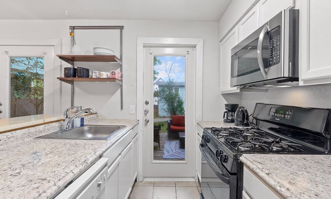 North University House | Discover The Prism Playhouse: Family-Friendly with Breakfast