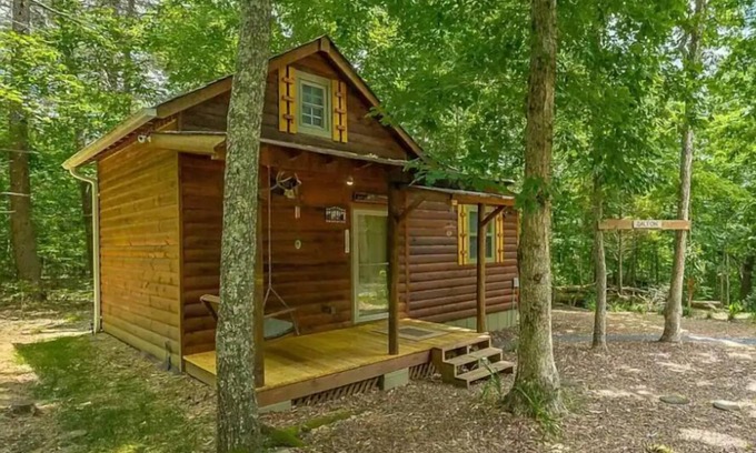 Tracy City Cabin | Secluded Private Reserve Cabin with Hot Tub & Pet Friendly