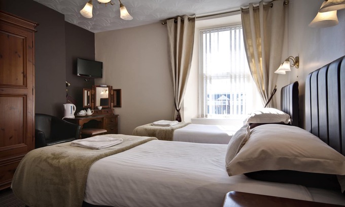 Llandudno House | Discover Promenâd: 4-Star Retreat with Family Kitchen & Breakfast