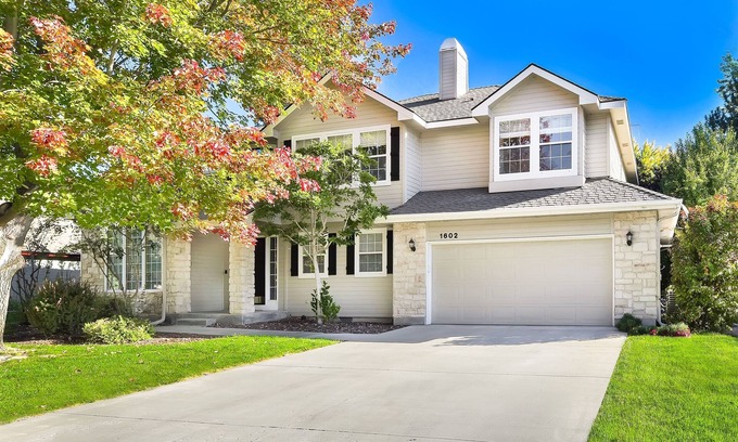 Eagle House | Discover The Promenade: Family-Friendly Retreat with Pool