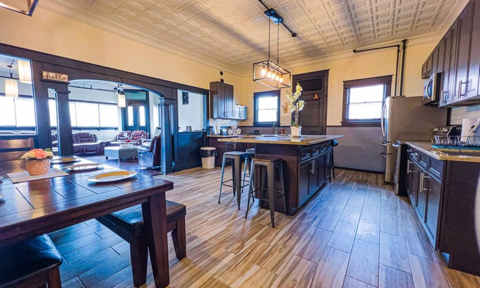 Niagara Falls Apartment | Discover The Pub with Private Yard & Parking Near the Falls