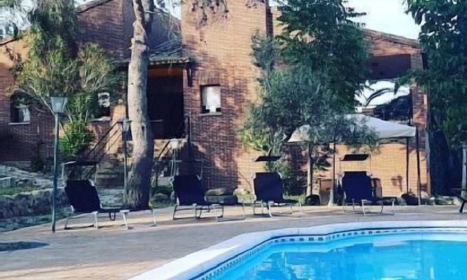 Paredes de Escalona Cottage | Inviting Puppet House for 10 with Private Pool & Kitchen