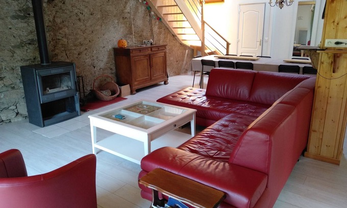 Unac House | Charming Retreat at The Pyrenees Footbridge – 9.6 Rating!