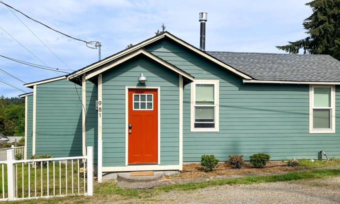 Retsil House | Pet-Friendly Quacker Jack: Cozy House with Gas Fireplace