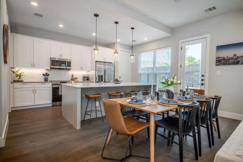 College Station House | The Quad 4 Modern Suites Private Yard Grill 2 Miles to Kyle Field
