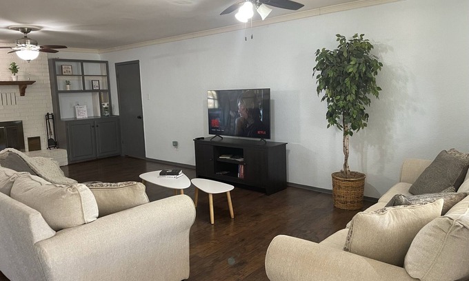 Stephenville House | Highly Rated Hotel The Quad Near Harbin with Spa & Breakfast