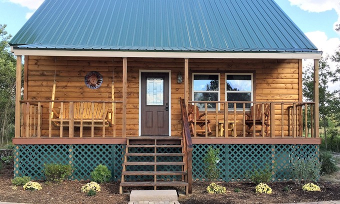 Lyons Cottage | Unforgettable Stay at The Quail Run Cottage - Rated 10/10
