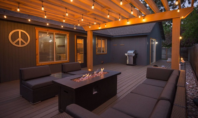 Southwest Bend House | Inviting Quails Nest: Family-Friendly Retreat with Fire Pit