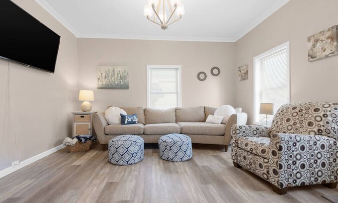 Oshkosh House | Charming Pet-Friendly Retreat at Bowen for Families