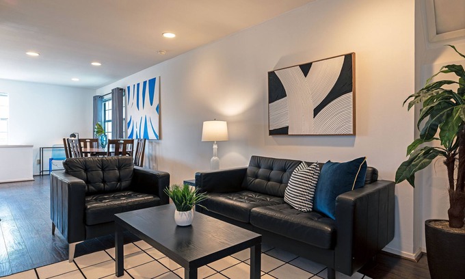 Greenway Plaza-Upper Kirby Apartment | Experience The Queen Endgame A! Galleria with Spa & Kitchen