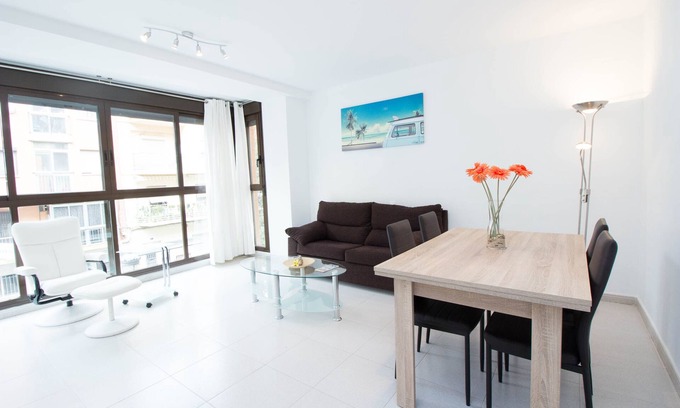 El Cabanyal Apartment | Experience "The QUEEN": Beachfront Bliss with Free WIFI