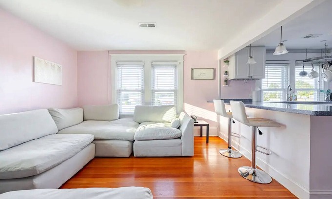 Winchester Apartment | Inviting Queen of Winchester: Three Bedroom with Deck