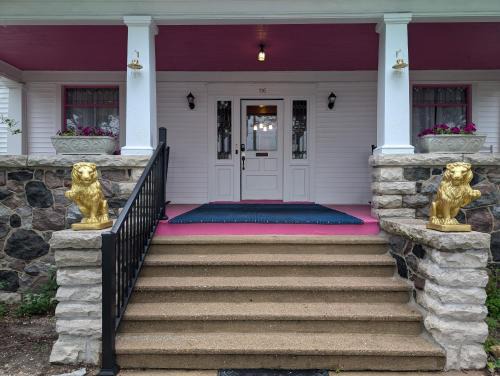 Sturgeon Bay Apartment | Discover The Queen: Guest Rated 9/10 with Breakfast Included