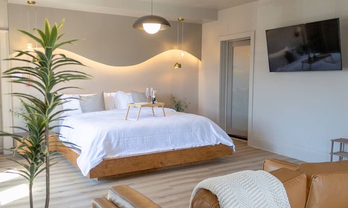 Moncton Apartment | The Queenie - 3 minutes walk from Avenir Centre