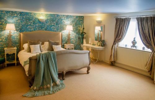 Belton Hotel | Discover The Queens Head: 4-Star, Pet-Friendly Retreat