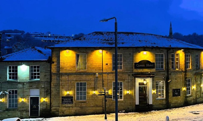 Todmorden Hotel | Family-Friendly Stay at The Queens Hotel with Great Reviews