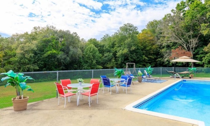 Rogers Bed & Breakfast | Inviting Retreat in New England with Pool and Family Amenities