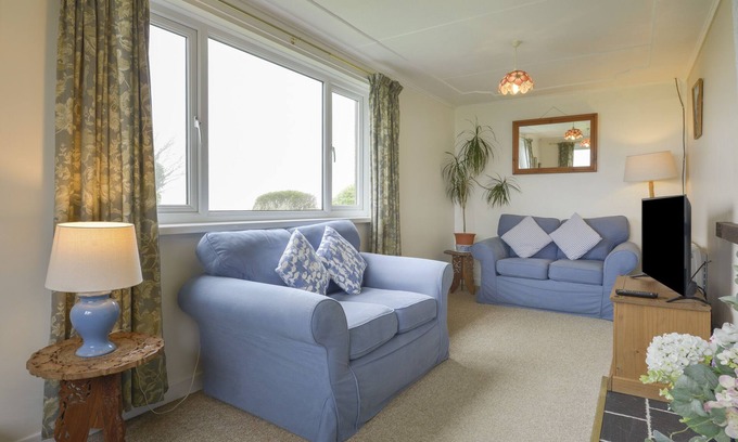 Lower Boscaswell Cottage | Charming Oceanfront Cottage with Garden in Pendeen