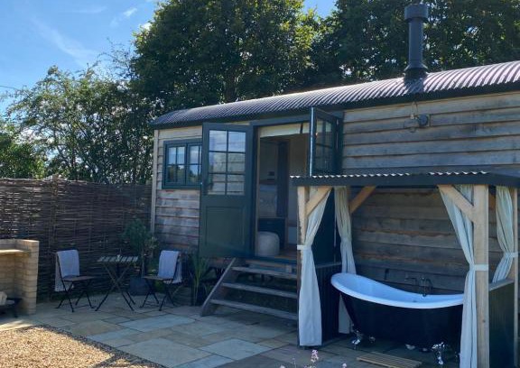 Stamford Apartment | Experience The Rabbit Warren Shepherd Hut - 4-Star Retreat