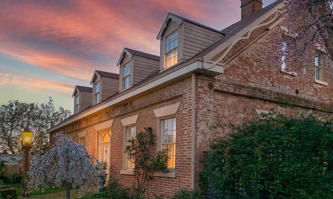 Longford Bed & Breakfast | Experience The Racecourse Inn: 5-Star Comfort Awaits