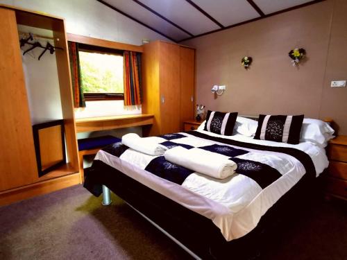 Checkley Cabin | Inviting Oceanfront Retreat at The Raddle Inn Log Cabins